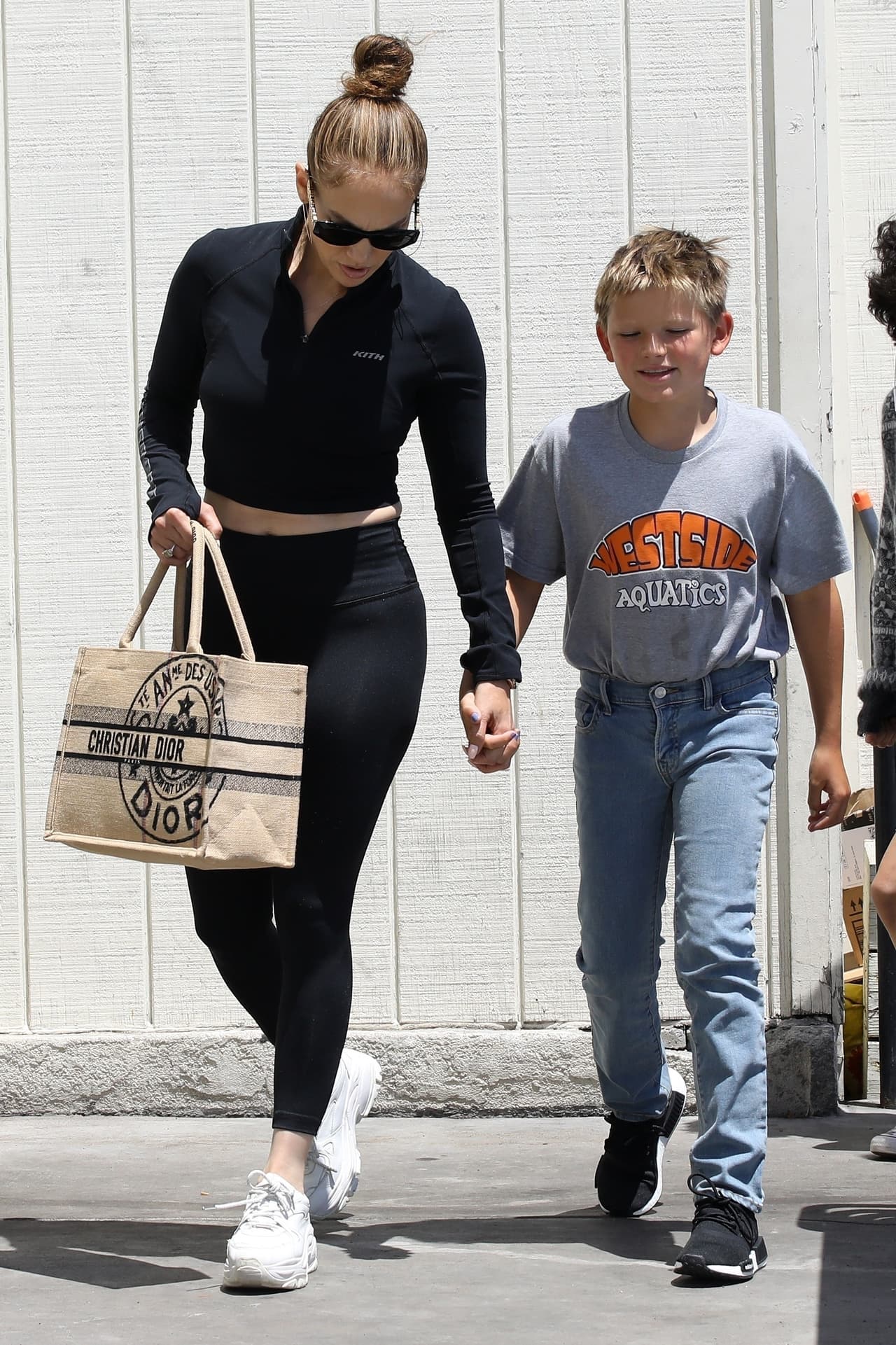 A JLo se le vio muy cariñosa en su faceta como madrastra tomando de la mano a 
<b><a href="https://www.univision.com/famosos/jennifer-garner-hijo-ben-affleck-jlo-choca-lamborghini" target="_blank">Samuel, el único hijo varón, de 10 años, de su marido. </a></b>
<br>