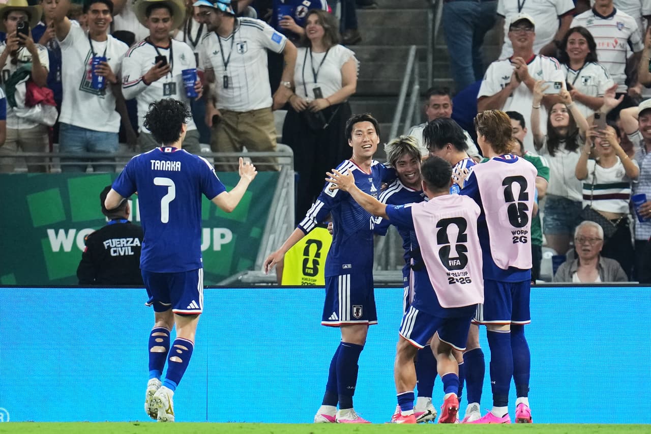 Junya Ito, de Japón, celebra con sus compañeros tras marcar el tercer gol contra Túnez durante el partido de fútbol del Grupo F de la Copa Mundial en Guadalupe, cerca de Monterrey, México, el sábado 20 de junio de 2026. (Foto AP/Matias Delacroix)