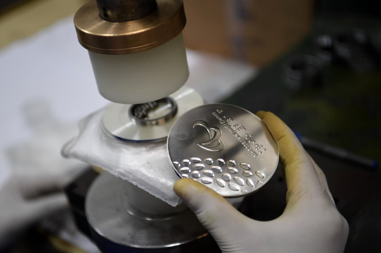 La medalla de plata está compuesta en un 92.5% de plata y 7.5% de cobre. La plata es un metal blando que debe mezclarse con un material más duro para que pueda producirse una pieza sólida.