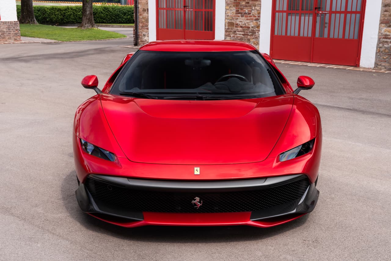 El Ferrari SP38 está construido sobre la mecánica del 488 GTB y visualmente retoma elementos del F40. Ferrari indica que el auto tiene elementos inéditos como sus faros delanteros y las luces de manejo diurno ubicadas en el parachoques delantero. También se puede ver en el frente la gran entrada de aire rematada al centro con el 'cavallino rampante', la celebre mascota del fabricante.