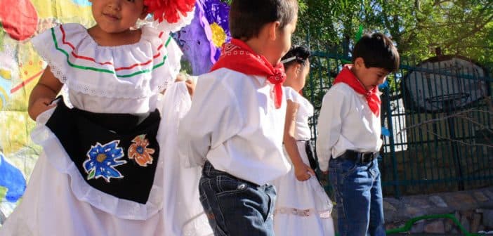 Machismo con trapeador
