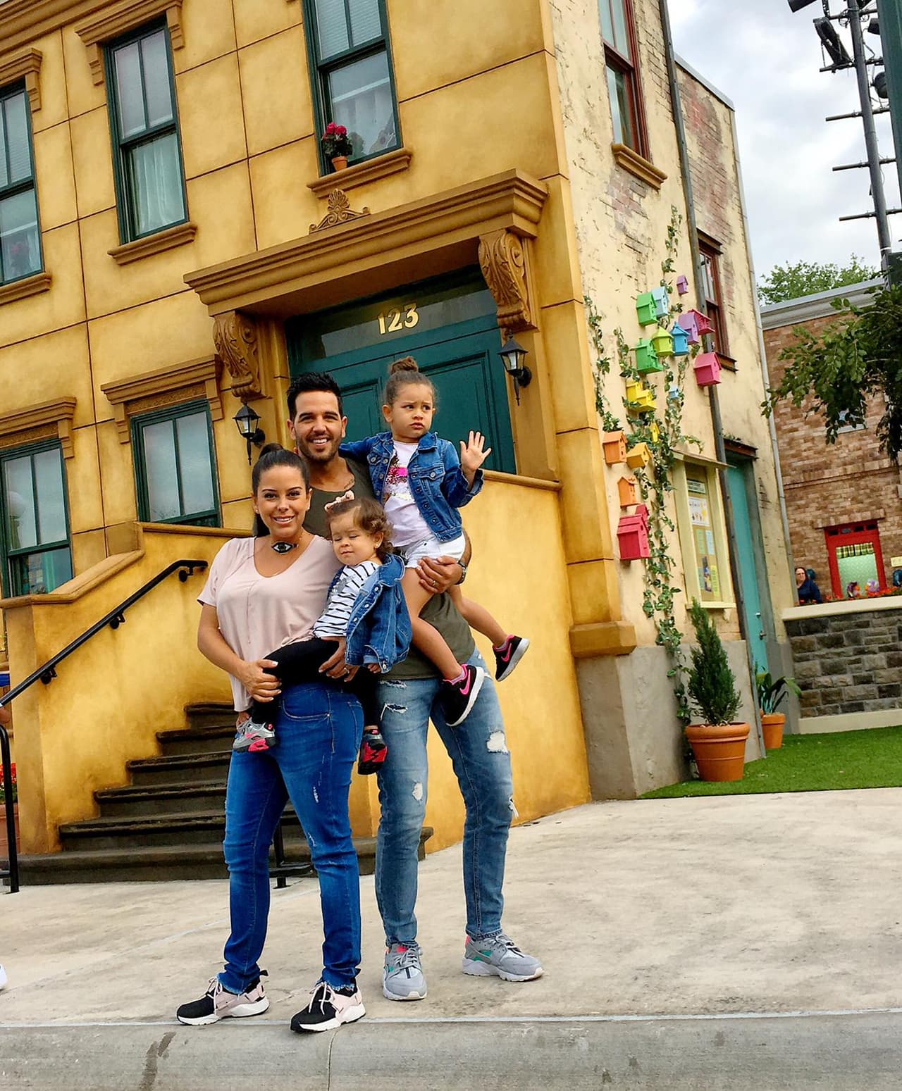 Las pequeñas estaban listas para recorrer una nueva área dedicada a Sesame Street, en la que podrían ver y convivir con los personajes de la exitosa serie de televisión.