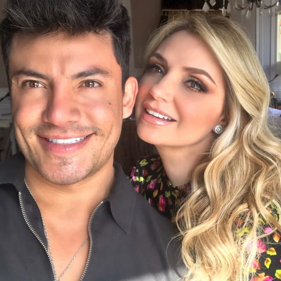 Angélica Rivera se dejó ver de nueva cuenta, tras varios meses de ausencia, al lado del estilista Víctor Guadarrama mostrando un tono de cabello 
<a href="https://www.univision.com/famosos/casi-tan-rubia-como-la-novia-de-pena-nieto-angelica-rivera-reaparece-en-redes-fotos" target="_blank">similar al de Tania Ruiz</a>, la actual pareja de su exesposo Enrique Peña Nieto.