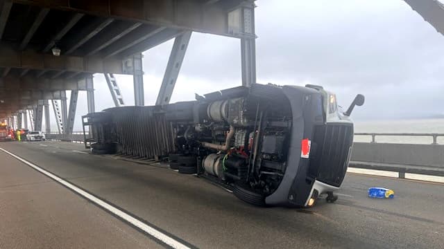 Fuertes vientos derriban árboles, cables de luz y camiones: hay 274,000 sin luz en el Área de la Bahía