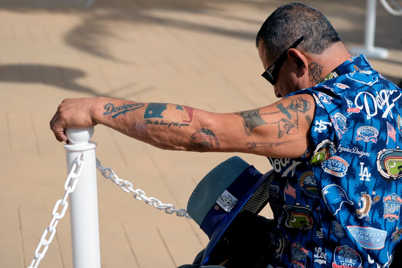 Muchos fanáticos de los Dodgers vistieron indumentaria del equipo y algunos llevaban el jersey número 34, el que Valenzuela lució con orgullo a lo largo de su carrera.