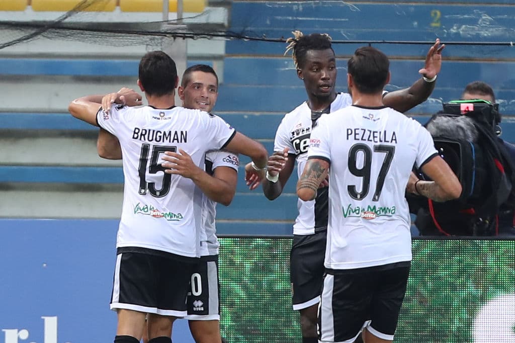 Caprari (45+3’) cobró el penal con un derechazo raso al costado izquierdo del cancerbero napolitano. Parma se ponía al frente en el marcador.