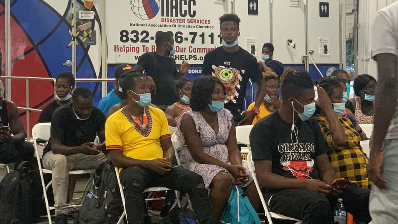 Pueden pasar la noche, y en promedio los 
<a href="https://www.univision.com/local/houston-kxln/deportar-indocumentados-afectar-economia-eeuu">migrantes</a> se quedan no más de 12 horas.