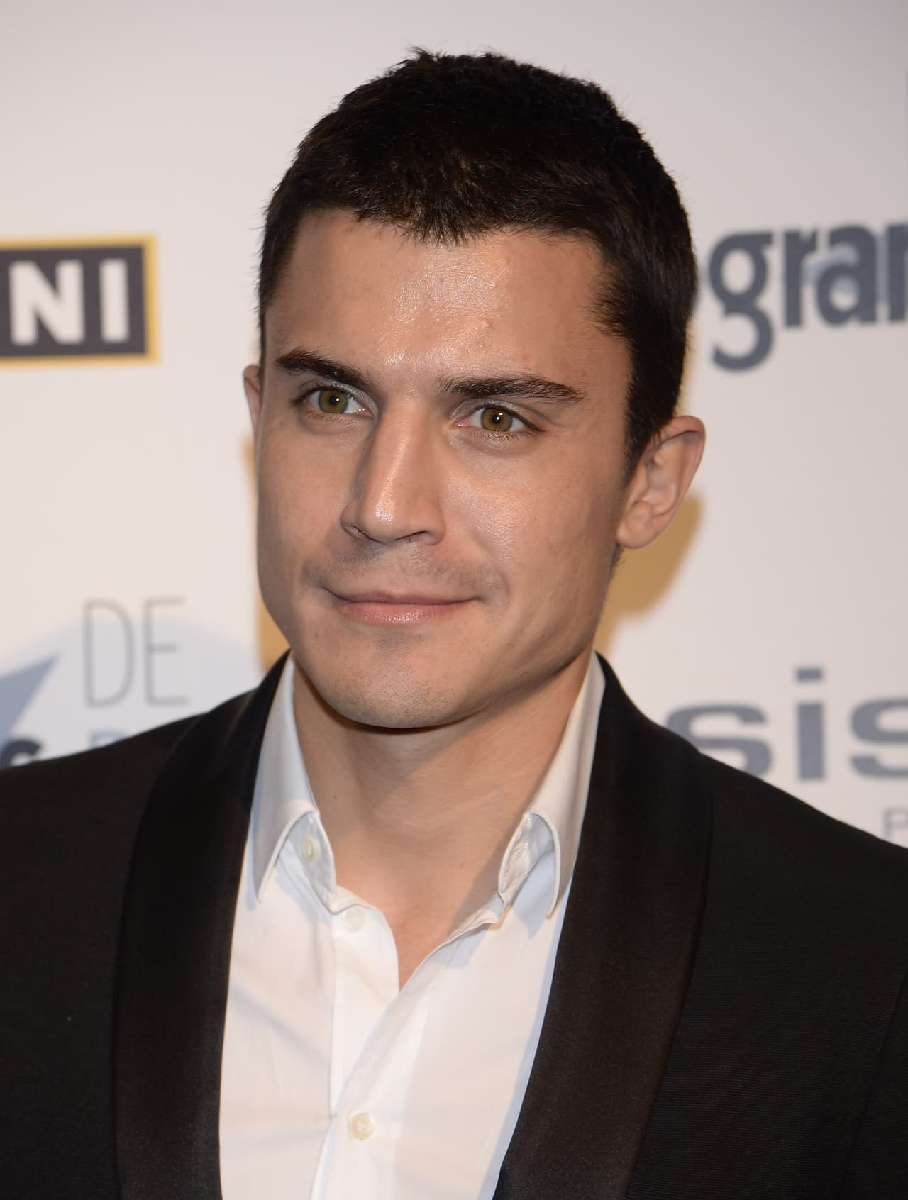 El apuesto actor se convertirá en Javier Morey en El Príncipe, y nos conquistará cada noche apoderándose de la pantalla de UniMás.