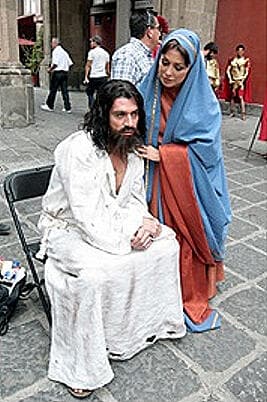 El actor se caracterizó como Jesucristo y se colocó la corona de espinas, esfuerzo que fue aplaudido por el público.