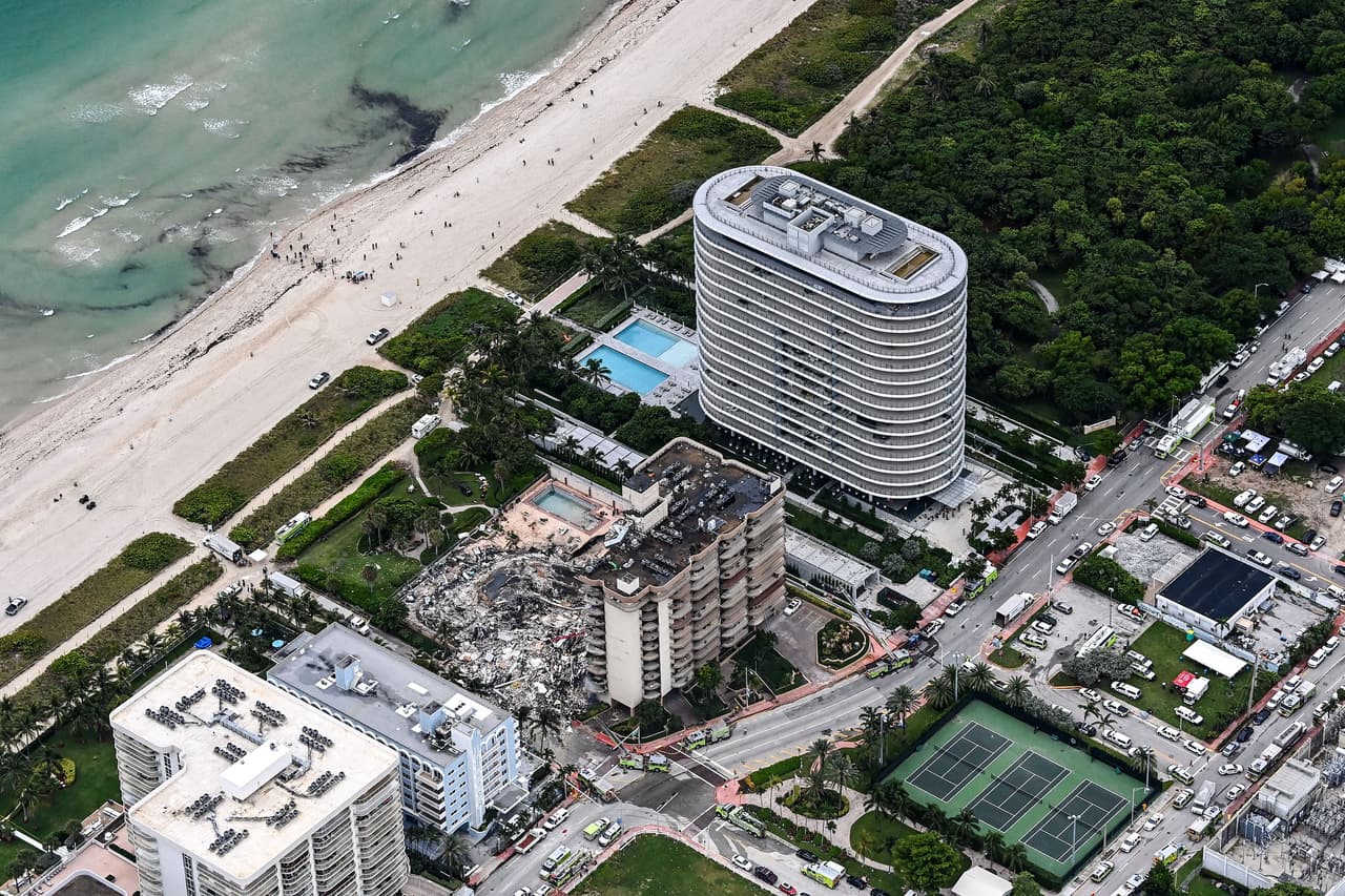 <b>Tragedia frente al mar en el sur Florida</b>
<br>
<br>Un edificio de 12 pisos se derrumbó parcialmente en la madrugada del 24 de junio en Surfside, justo a una calle del límite de la ciudad de Miami Beach, en Florida.
<br>
<br>Se desconoce hasta el momento qué ocasionó el derrumbe que dejó 98 personas muertas, pero algunos expertos han dicho que el edificio presentaba problemas estructurales.