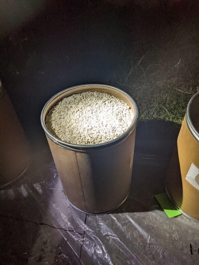 De acuerdo con el reporte, no hubo detenidos en el allanamiento del laboratorio. También se supo que la locación formaba parte de una red de cuatro locaciones dedicada a narco operaciones.