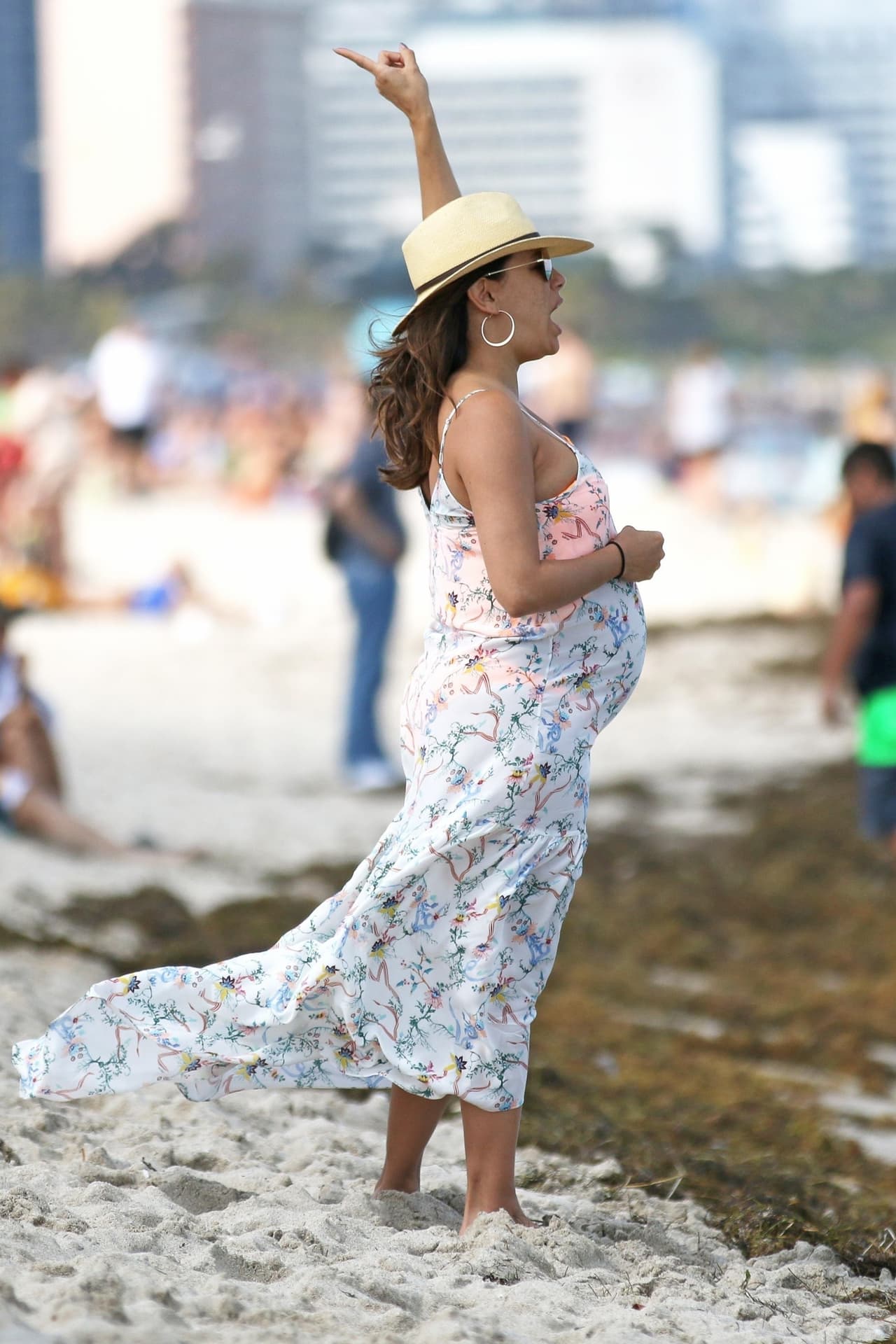 Y mientras la nueva serie se trabaja para que llegue con éxito a la televisión anglosajona, Eva Longoria sigue disfrutando de su embarazo.