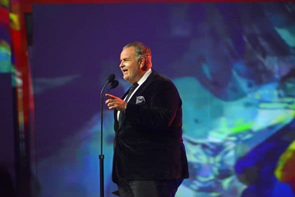 La noche pasó y en un momento Raúl de Molina presentó un premio especial