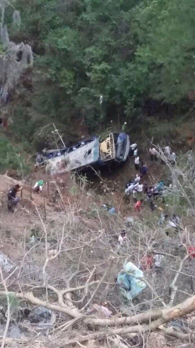 La caída de un autobús por un barranco causa al menos 17 muertos y 31 heridos en sur de México