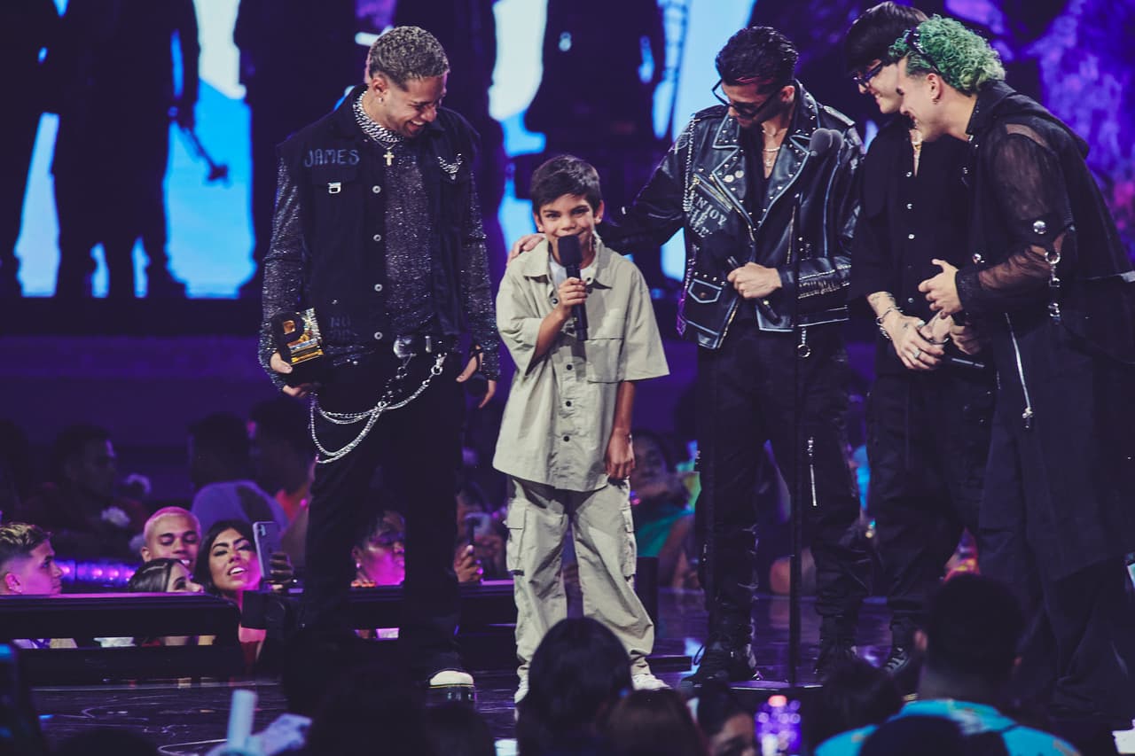 Su hijo Matteo subió al escenario acompañado de CNCO para presentar el galardón.