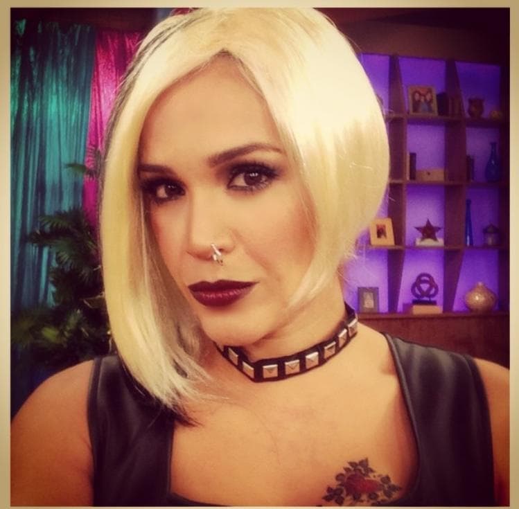 Aquí aparece en una onda muy 'dark', para su caracterización hasta incluyó un arillo en la nariz y un tatuaje en el pecho.