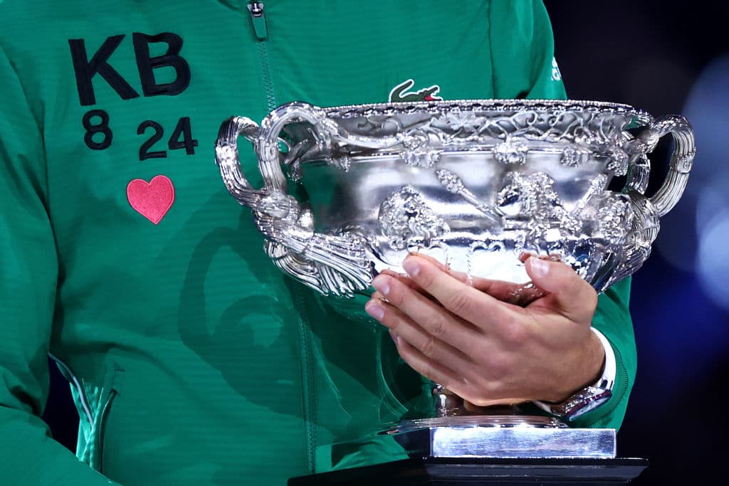 Con una gran remontada, Djokovic vence al austriaco Dominic Thiem con parciales de 6-4 / 4-6 / 2-6 / 6-3 / 6-4 y, por octava ocasión, se lleva el Australian Open y vuelve a ser el número uno.