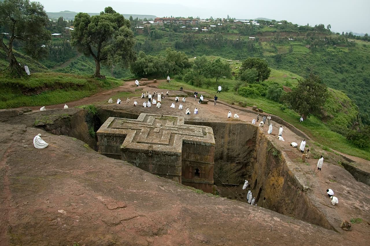 Peregrinos en una misa de domingo alrededor de una de las iglesias de Lalibela.
<br>
<br>“La mayoría probablemente se usaron como iglesias desde el principio, pero Biete Mercoreos y Biete Gabriel Rafael pueden haber sido anteriormente residencias reales. Varios de los interiores están decorados con pinturas murales”, explica la UNESCO.
<br>