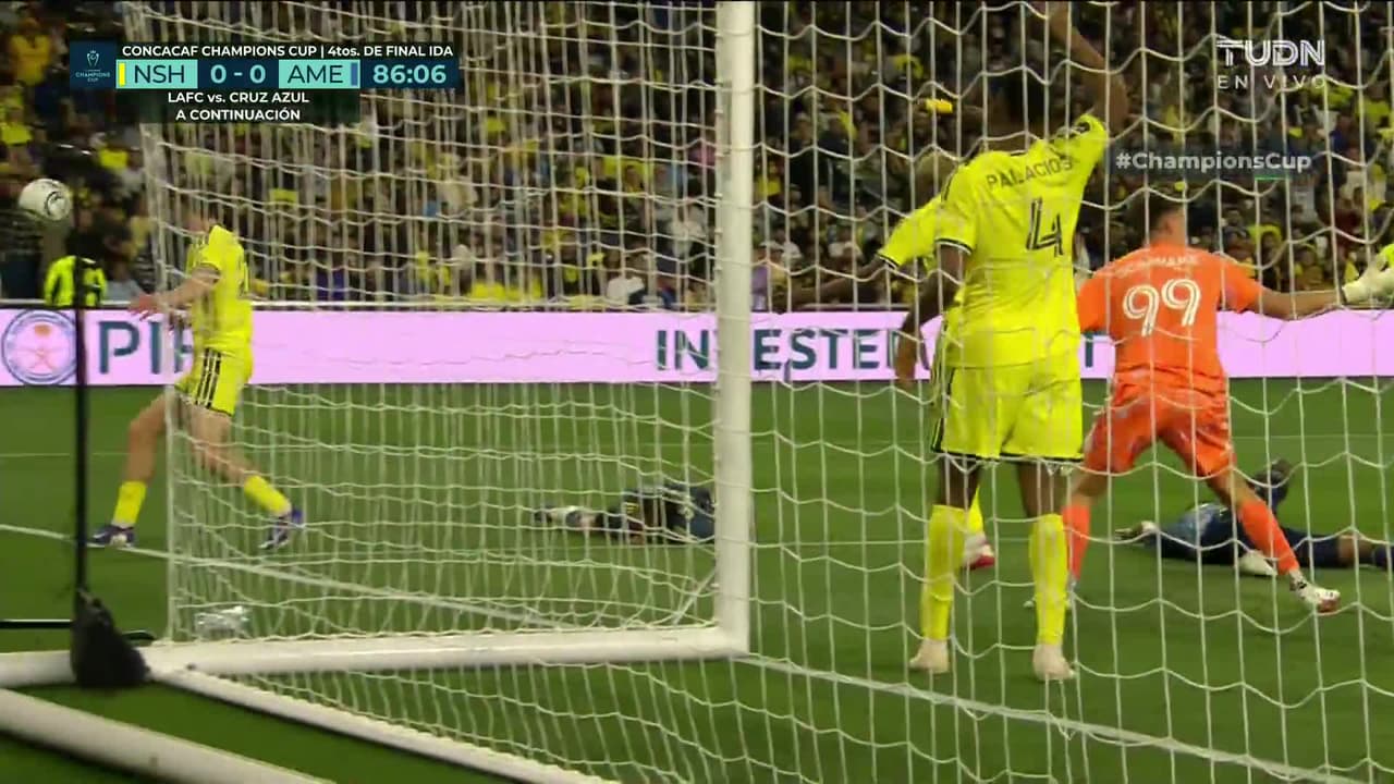 ¡TIRO ATAJADO! disparo por Raúl Zúñiga.