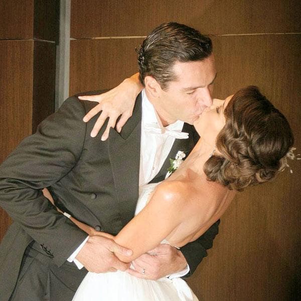 Después de 6 años de un matrimonio lleno de felicidad y uno que otro tropiezo en su camino, aquí recordamos cómo fue que inició esta historia de amor que ha sido un ejemplo a seguir para los matrimonios del medio del espectáculo, pues al parecer su romance es inquebrantable.