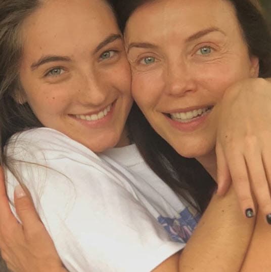 "Coincidíamos mucho en los camerinos, platicando, me la pasaba en su camerino platicando con ella. Ella estaba feliz, tuvo la oportunidad de llevarse a su hija, elegir en donde vivir, hizo lo que creyó conveniente para su hija. Siempre estaba pensando en su familia y en eso nos parecemos mucho”, agregó.
<br>