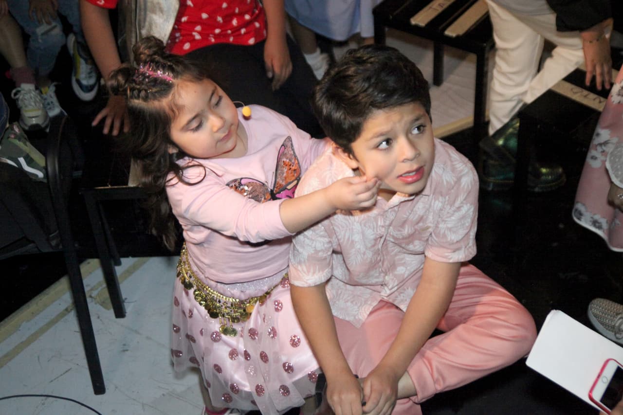 La más traviesa, como podemos ver es Victoria. Algo pasa que esta pequeña siente fascinación por los "cachetitos", como se lo dijo a Miguel Bosé.