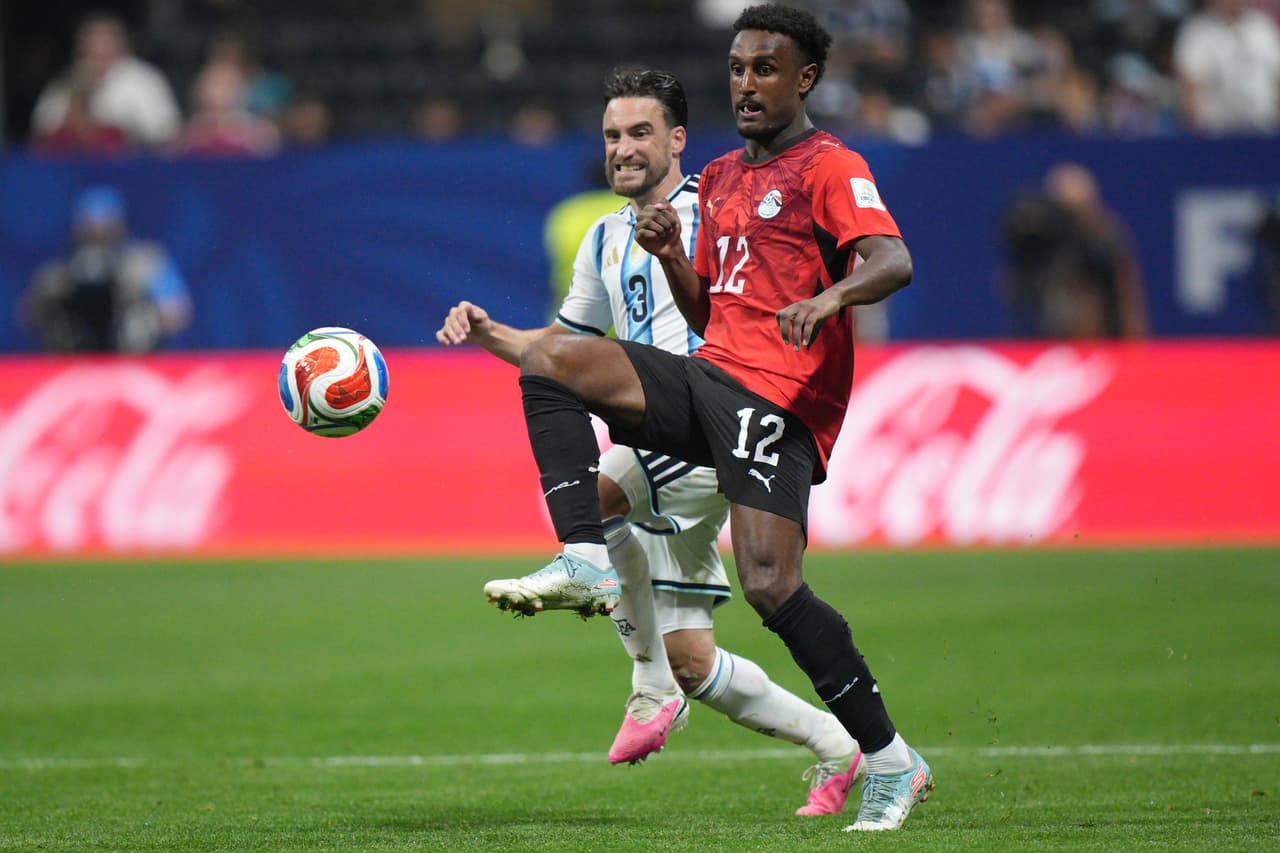 Haissem Hassan (12) de Egipto disputa el balón con Nicolás Tagliafico (3) de Argentina durante el partido de octavos de final de la Copa Mundial entre Argentina y Egipto en Atlanta, el martes 7 de julio de 2026.