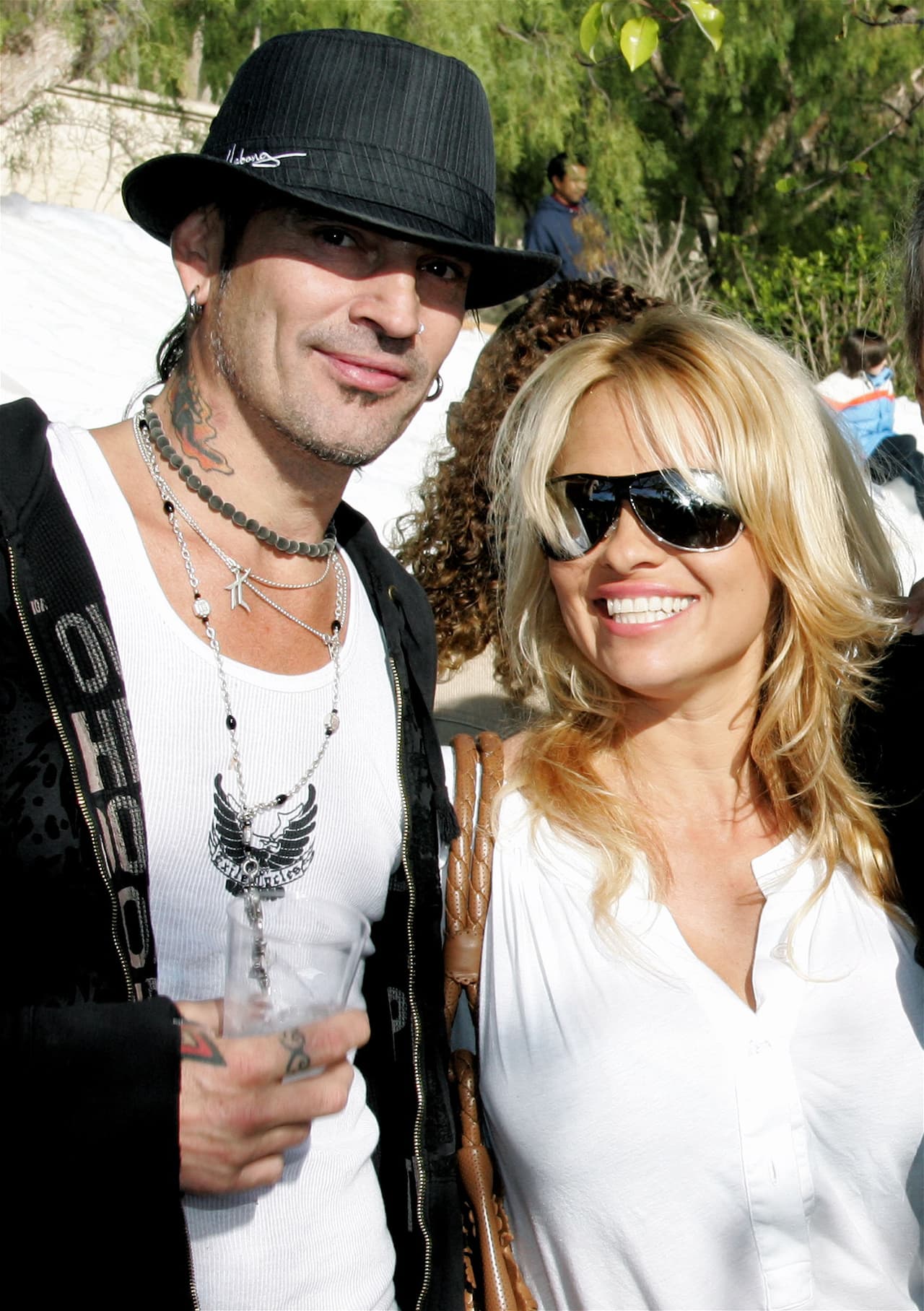 En 1998, después de tres años casados, la actriz y modelo 
<b>Pamela Anderson</b> y el baterista 
<b>Tommy Lee</b> se divorciaron.