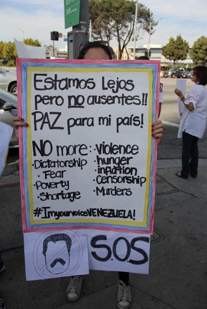 Pese a las distancias y tráfico característico de Los Ángeles, cientos de Venezolanos se unieron a la campaña mundial #SOSVenezuela para apoyar a todo el pueblo venezolano tras 10 días de protestas continuas en dicho país. A la manifestación se unieron guatemaltecos, peruanos, brasileños, libaneses, americanos y muchas otras nacionalidades que hacen vida en la Cosmopolita ciudad del oeste del país. Consignas, cantos y la familiaridad característica venezolana recibieron apoyo de los transeúntes en los alrededores del edificio Federal ubicado en la avenida Wilshire.