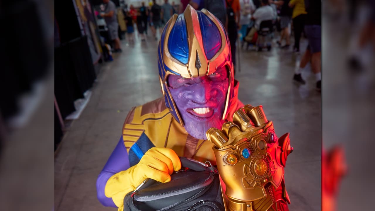 Solo para conocedores: ¿Cuántas gemas lleva Thanos en su guante? ¡Son seis las Gemas del Infinito! La gema del espacio, de la mente, de la realidad, del poder, del tiempo y del alma. La convención es una producción de Dan Farr Productions, asociada con celebridades y marcas de la cultura pop.