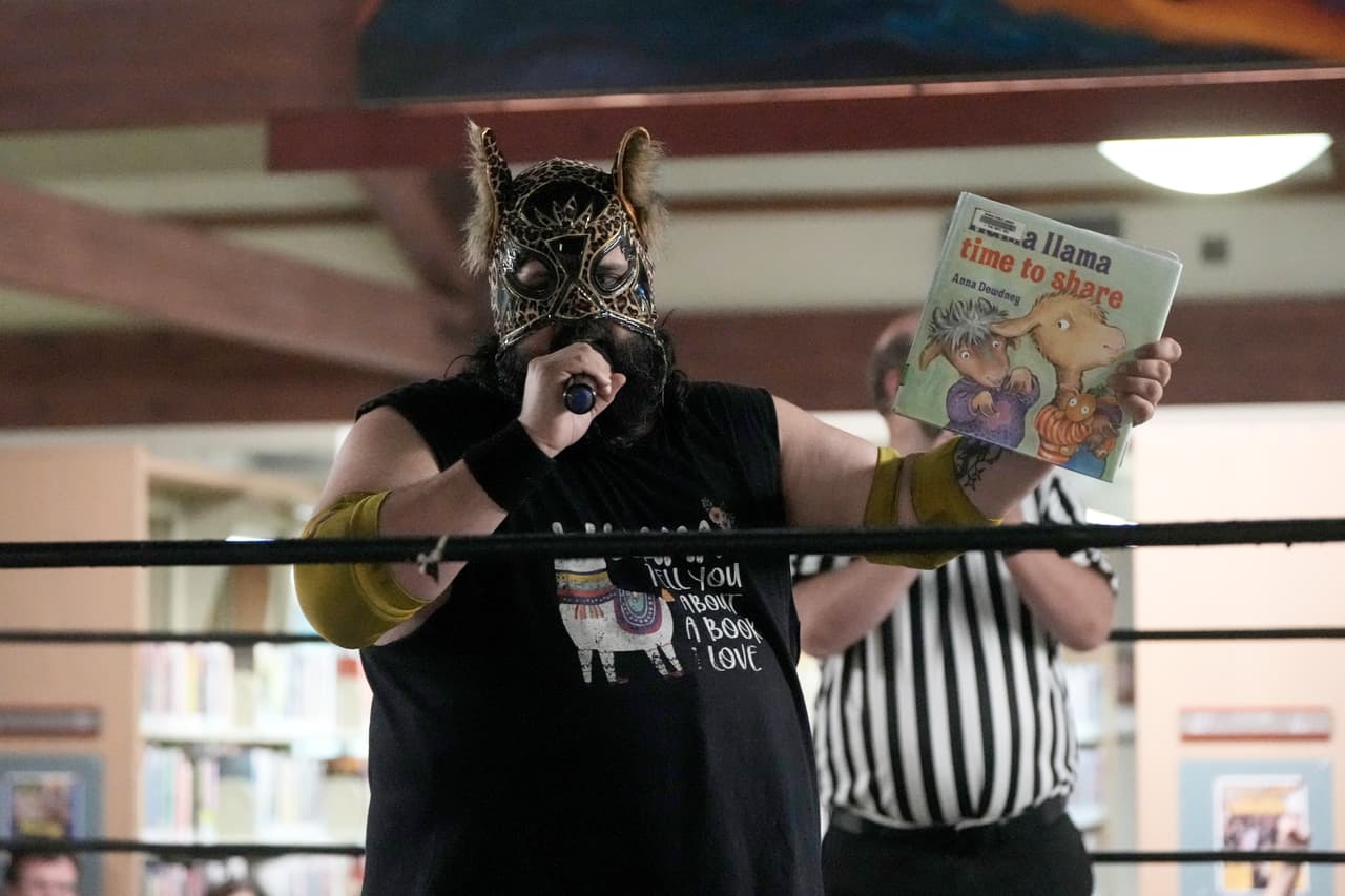 De los cuadriláteros a los libros: cómo la lucha libre está transformando la hora del cuento en las bibliotecas de EEUU