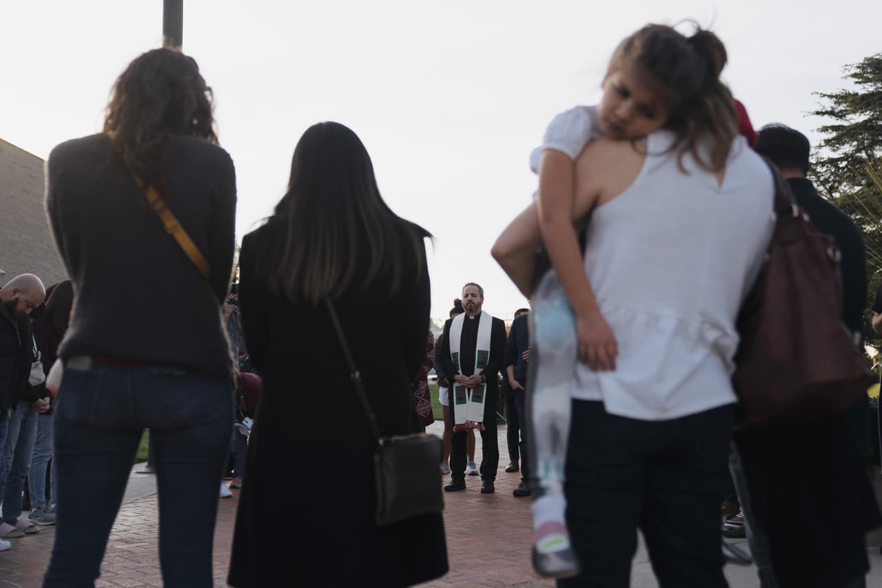 El jefe de policía dijo que el sospechoso portaba una pistola semiautomática con cargador extendido. Se encontró una segunda pistola en la vagoneta en la que se halló el cuerpo del atacante, identificado como Huu Can Tran, de 72 años.