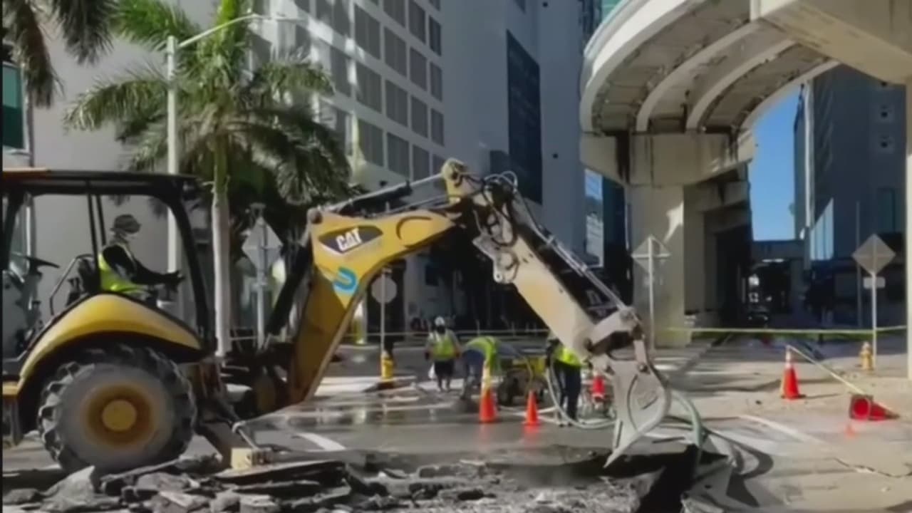 Continúan los trabajos de reparación de una tubería de agua en el Downtown de Miami