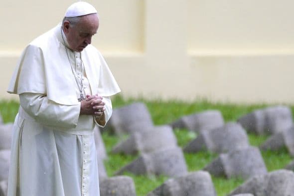 El papa Francisco rezó este sábado en solitario frente al monumento central del cementerio austrohúngaro de Redipuglia.