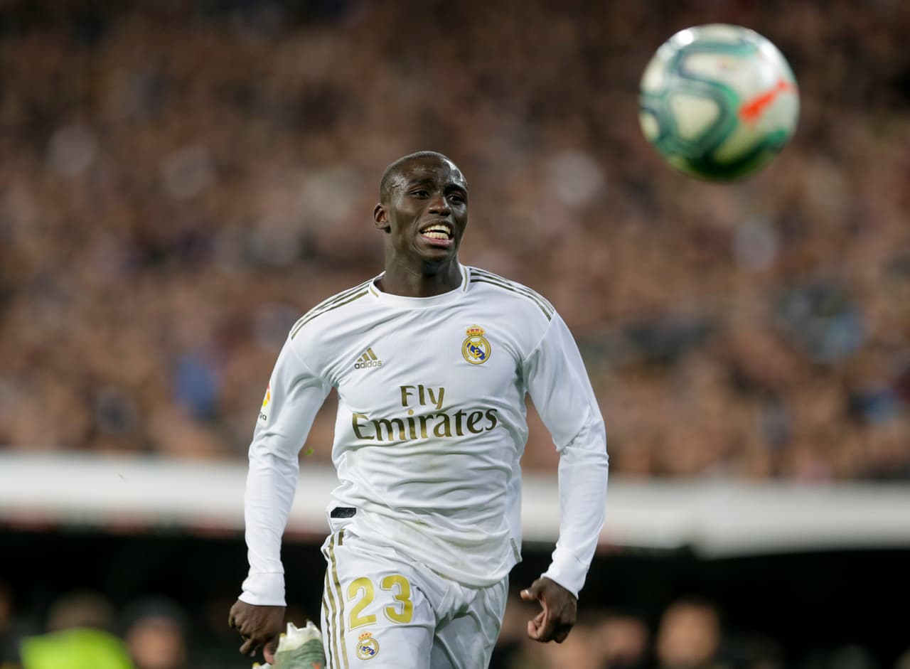 Ferland Mendy €48 millones. El lateral sensación de la Ligue 1, Ferland Mendy llegó como reemplazo de Marcelo y poco a poco ha mostrado su calidad en el terreno de juego.