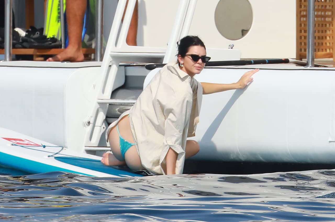 Toda la semana, las hermanas Kendall Jenner y Kourtney Kardashian han sido vistas disfrutando del sol en un yate en la localidad francesa de Antibes. Kourtney ha estado con su novio, Younnes, mientras Kendall Jenner ha optado por broncearse y pasear sobre un paddleboard y un jet-ski.