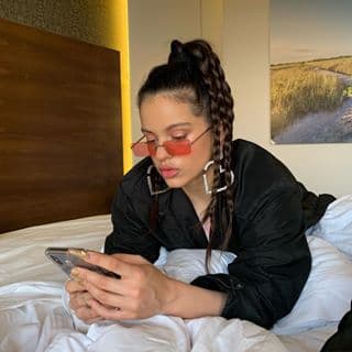 <b>10</b>. 
<b>Se codea con Tim Cooks, CEO de Apple. </b>En octubre del año pasado, el sucesor de Steve Jobs llegó a Madrid a promover el HomePod y se sentó al lado de Rosalía. ¿Y qué música seleccióno el magnate para esa ocasión? Por supuesto que la de la intérprete de 'El mal querer', a quien de paso felicitó por ser 'tan gran artista'.