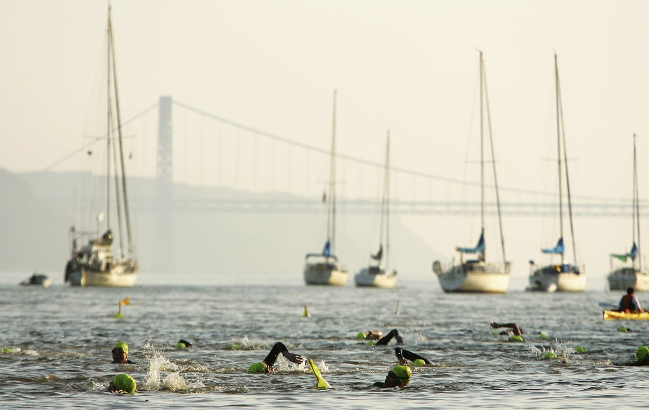 Competidores nadan en el Hudson River en el Triatlón de la ciudad de Nueva York