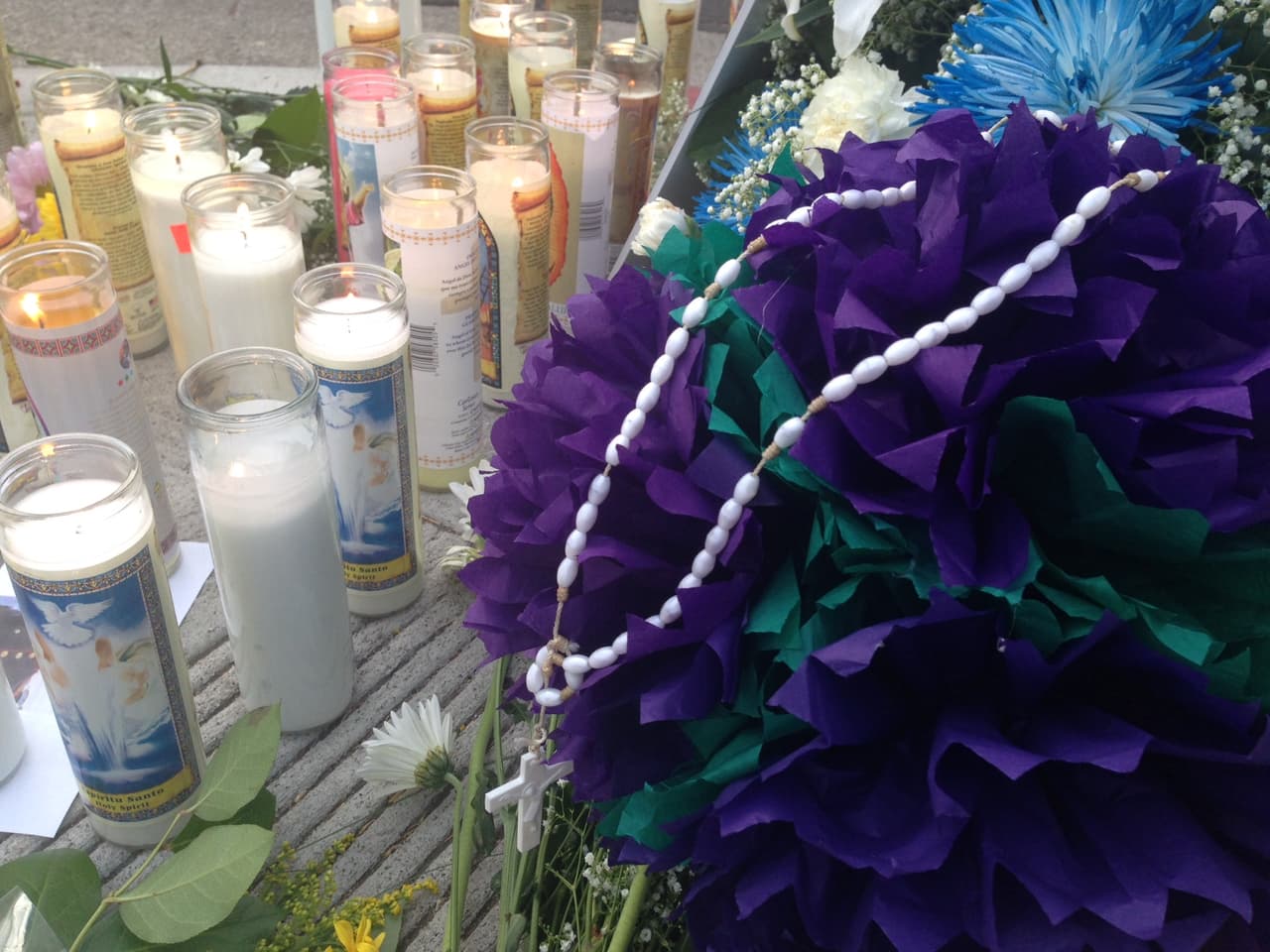 Una emotiva vigilia recordó a Carlos Segovia, el marine que murió luego de ser baleado en el Sur de Los Ángeles.