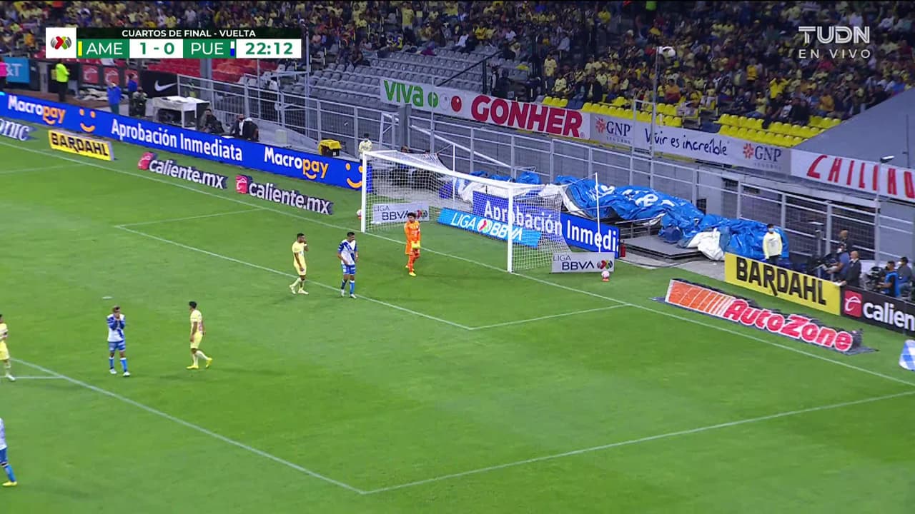 ¡CERCA! Federico Mancuello disparó que se estrella en el poste.