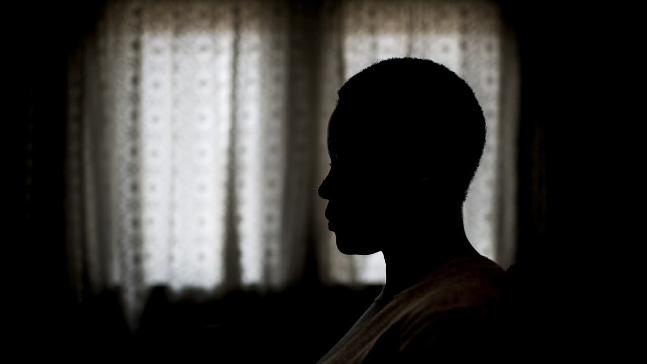 Celinda Guerra, vocera del Refugio para Mujeres en Houston, asegura que lo primero que debe hacer una potencial víctima es contactarse con profesionales para esclarecer las señales que indican una violencia doméstica. Si tras esa charla es claro que está siendo agredida, la experta recomienda hacer la respectiva denuncia a través de organizaciones como la que ella representa para así evitar hechos lamentables.