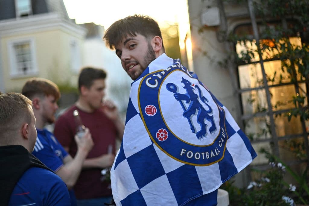 Los aficionados del Chelsea salen de sus casas para celebrar en las calles su segundo título de la UEFA Champions League.