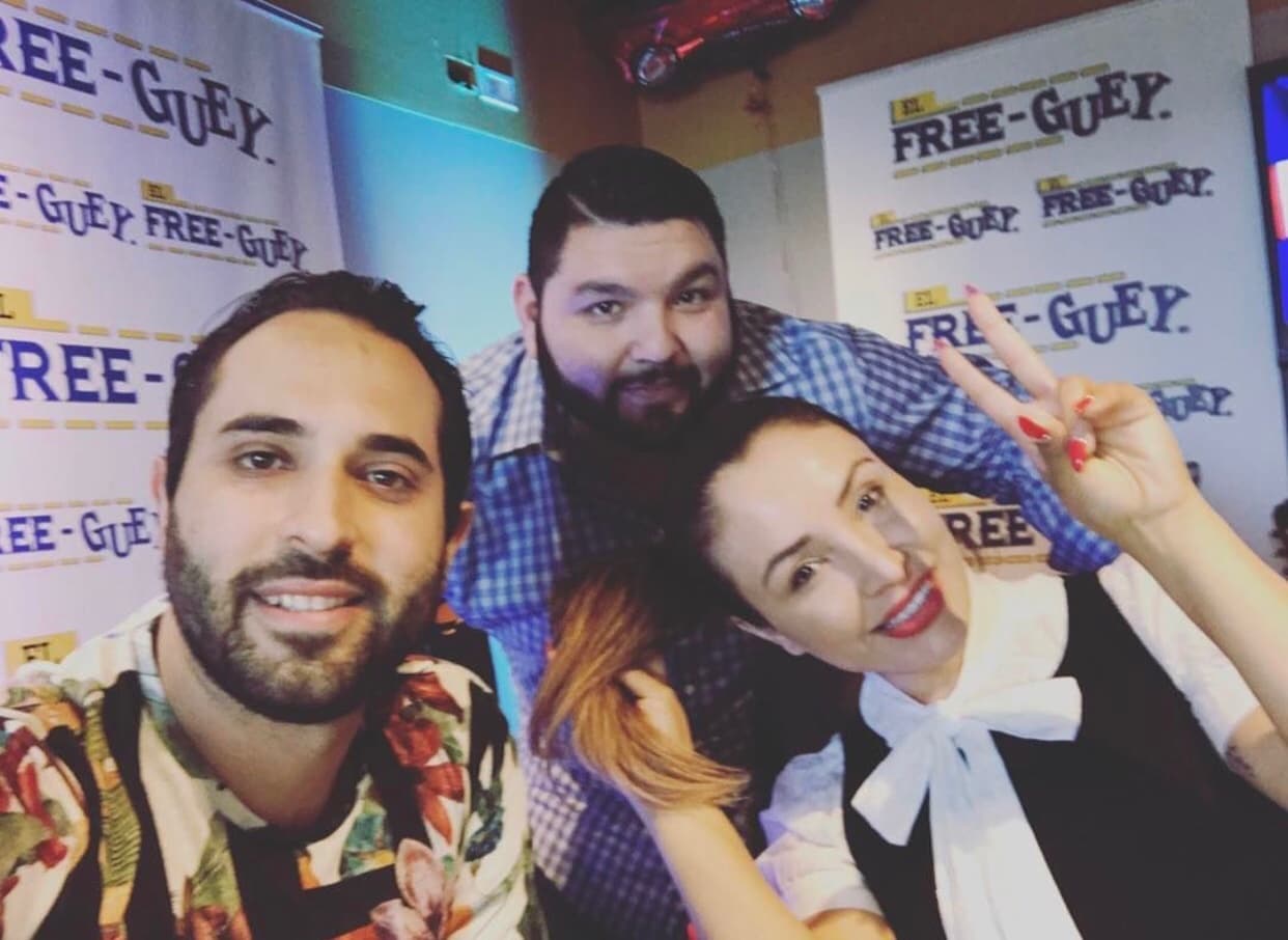 Los locutores siempre mandando amor y paz a sus seguidores.