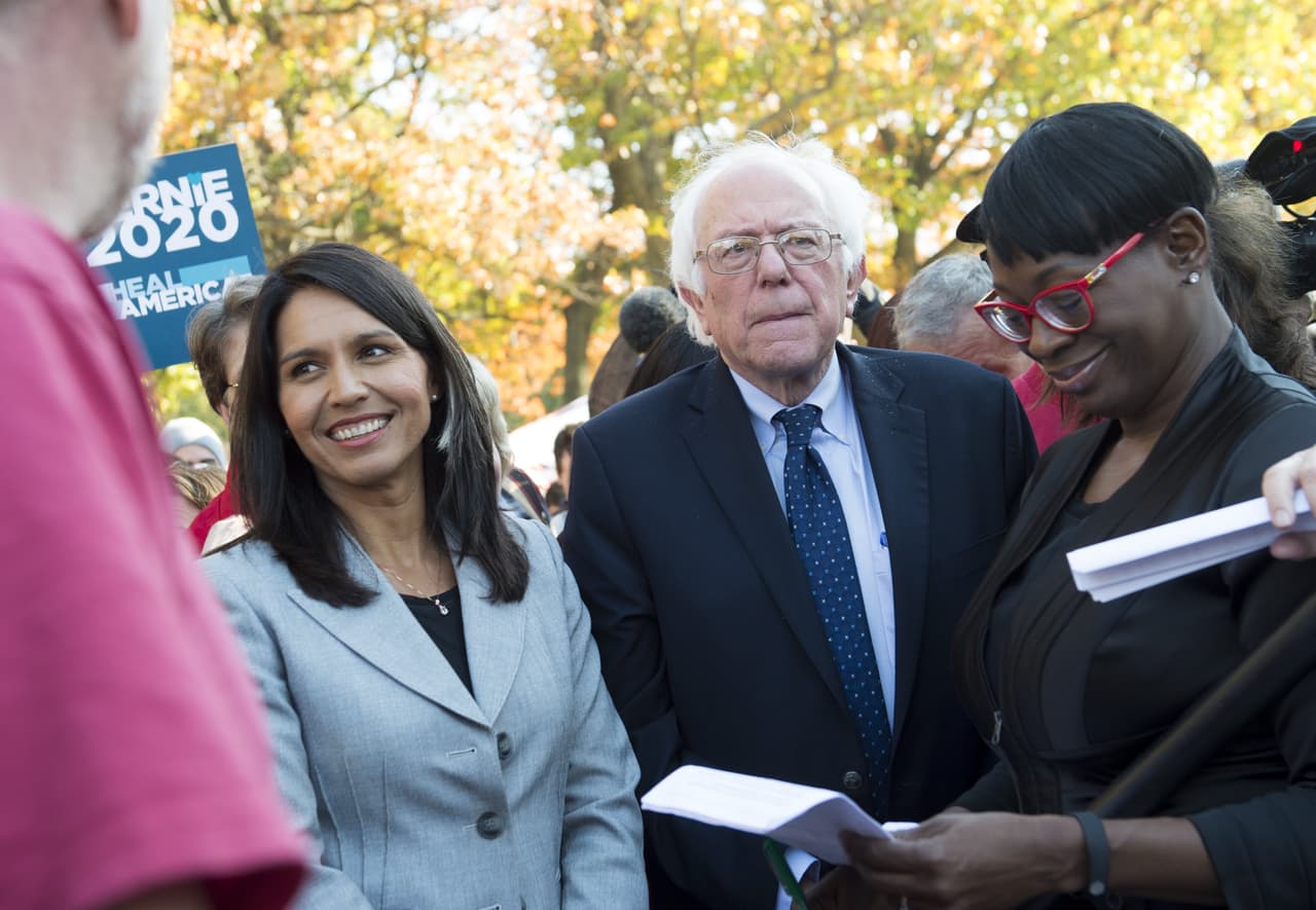 Bernie Sanders se dirige a una multitud frente al Capitolio en Washington