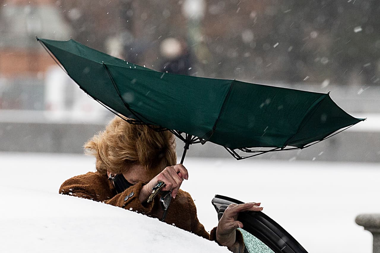La senadora demócrata por Michigan Debbie Stabenow lucha con el viento y la nieve al entrar a su auto frente al Capitolio.