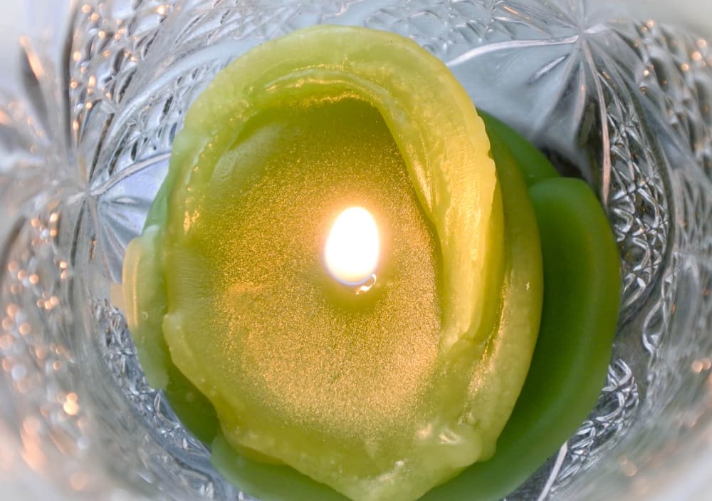 Además de alcanzar esa seguridad y estabilidad que te contamos, una vela verde te ayudará a relajarte, llegando a alejar el estrés, sentimientos de tristeza o negativos, como la envidia.