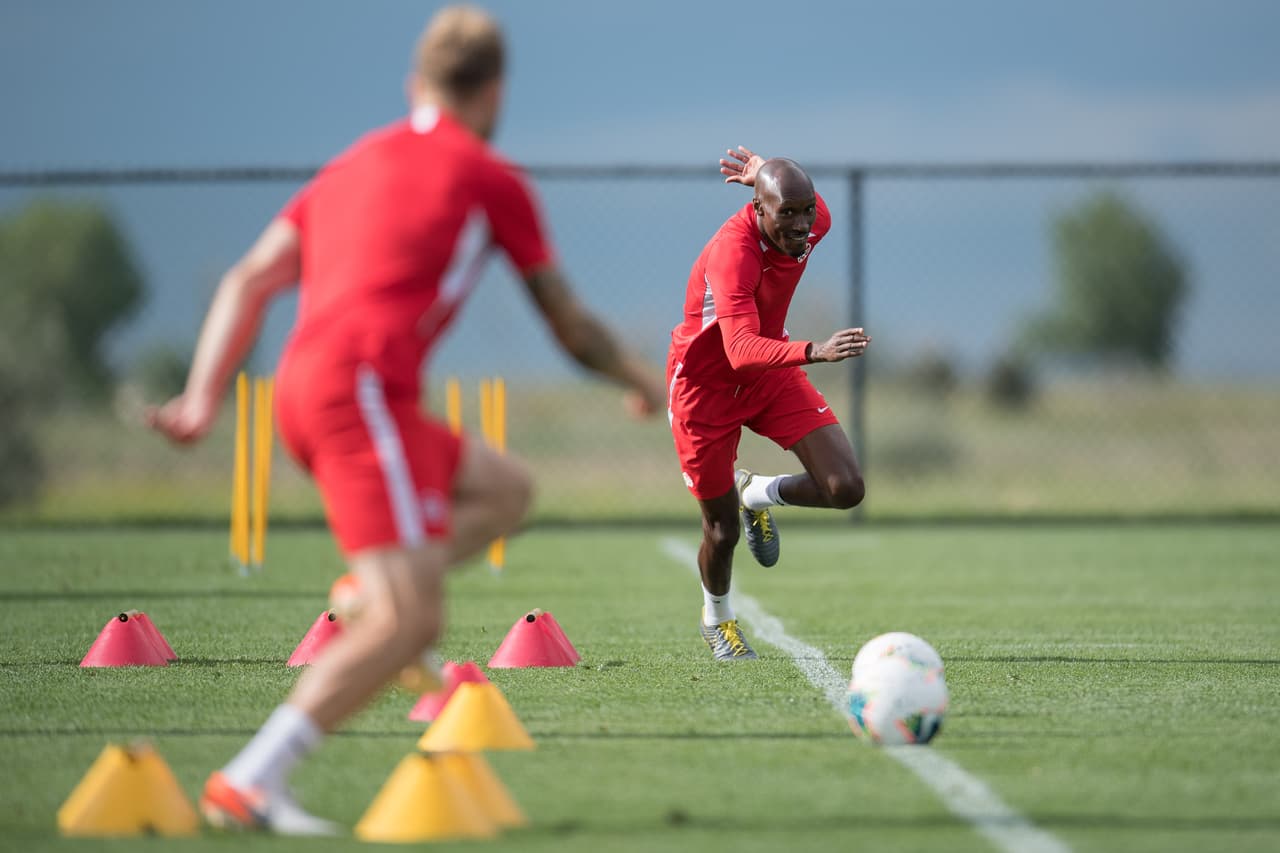Bajo las órdenes de John Herdman, entrenador de la selección de Canadá, el equipo de la hoja de maple se entrenó para cerrar su preparación de cara a su importante partido ante México por la Copa Oro que se efectuará este miércoles en Denver. Jugadores jóvenes muy interesantes y con enorme potencial que militan en las mejores ligas europeas, son la parte medular de un equipo canadiense que, por lo visto, busca hacerle partido al Tri en el renglón de lo físico y el desgaste por correr en todo el campo.