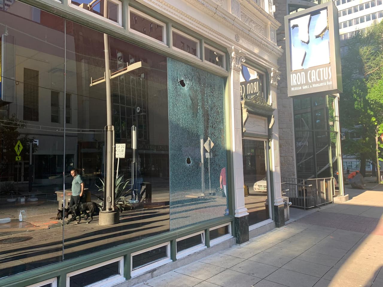 Algunos de los daños incluían vidrios rotos a negocios y patrullas de la policía de Dallas con parabrisas rotos y daños en las llantas.