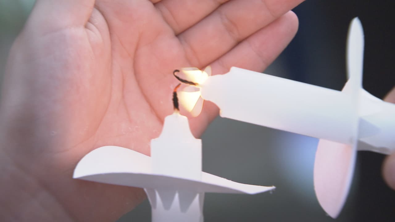 Con velas y oraciones, la comunidad del vecindario donde vivía María Jiménez, salió a pedir por su pronto regreso en la misma semana que desapareció.