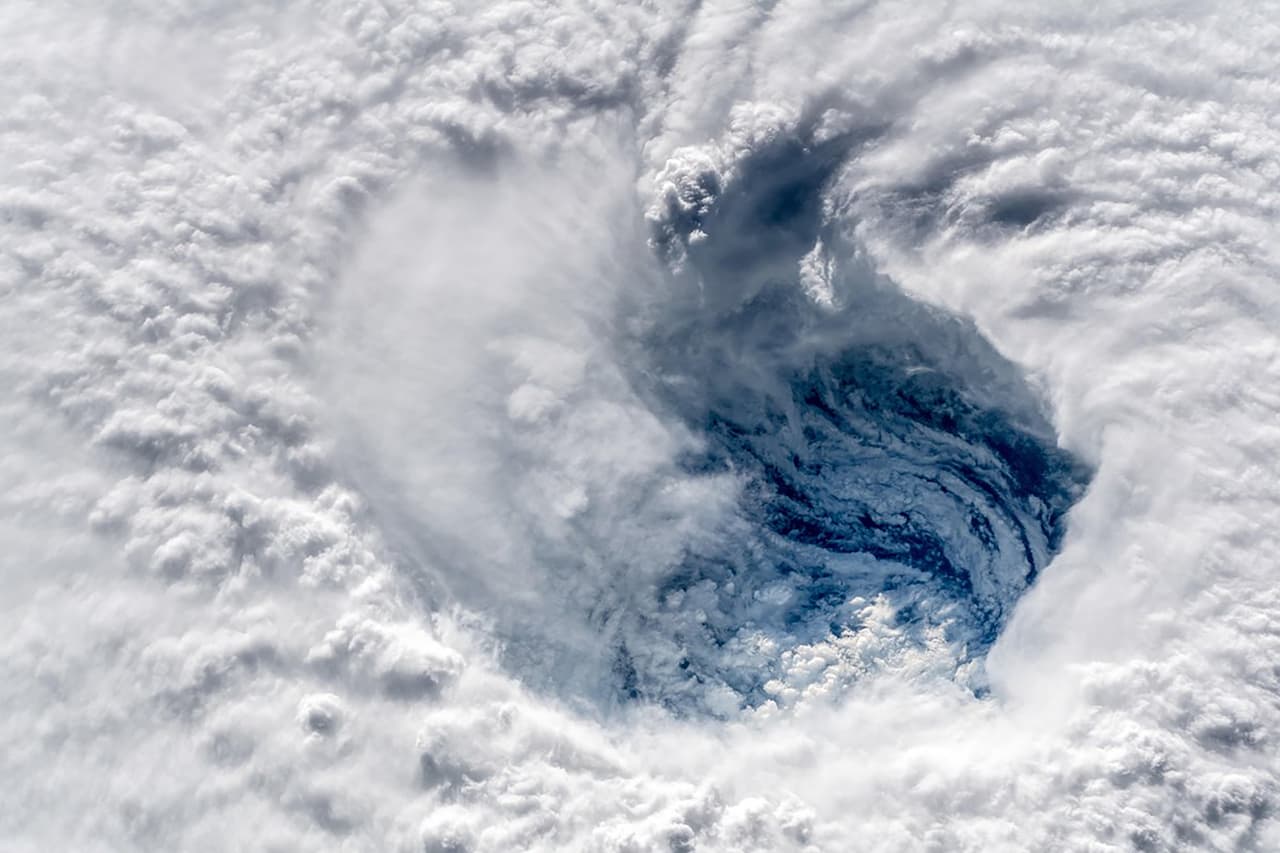 “¡Cuidado, América! #HurricaneFlorence es tan enorme que solo pudimos capturarlo con una lente súper gran angular desde @Space_Station (la Estación Espacial Internacional), 400 km (248 millas) directamente sobre el ojo”. Esto lo escribió el astronauta alemán Alexander Gerst junto a esta
<a href="https://twitter.com/Astro_Alex/status/1039870760343543814">fotografía en su cuenta de Twitter. </a>
